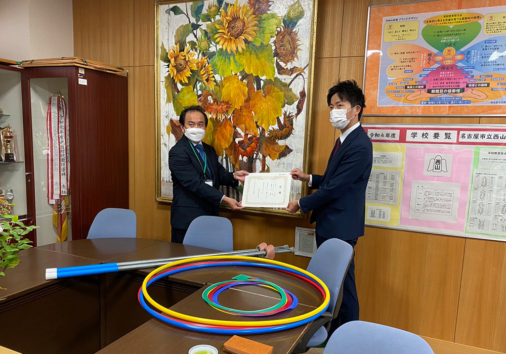 小学校へ遊具を寄贈